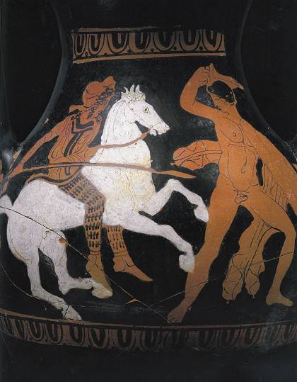 Πήλινη αττική πελίκη των αγγείων της κατηγορίας «Κερτς», που βρέθηκε σε τάφο πολεμιστή. Στην κύρια όψη παριστάνεται Αμαζόνα πάνω σε λευκό άλογο που λογχίζει πεζό αμυνόμενο Ελληνα οπλίτη (330/20 π.Χ.). Λεπτομέρεια